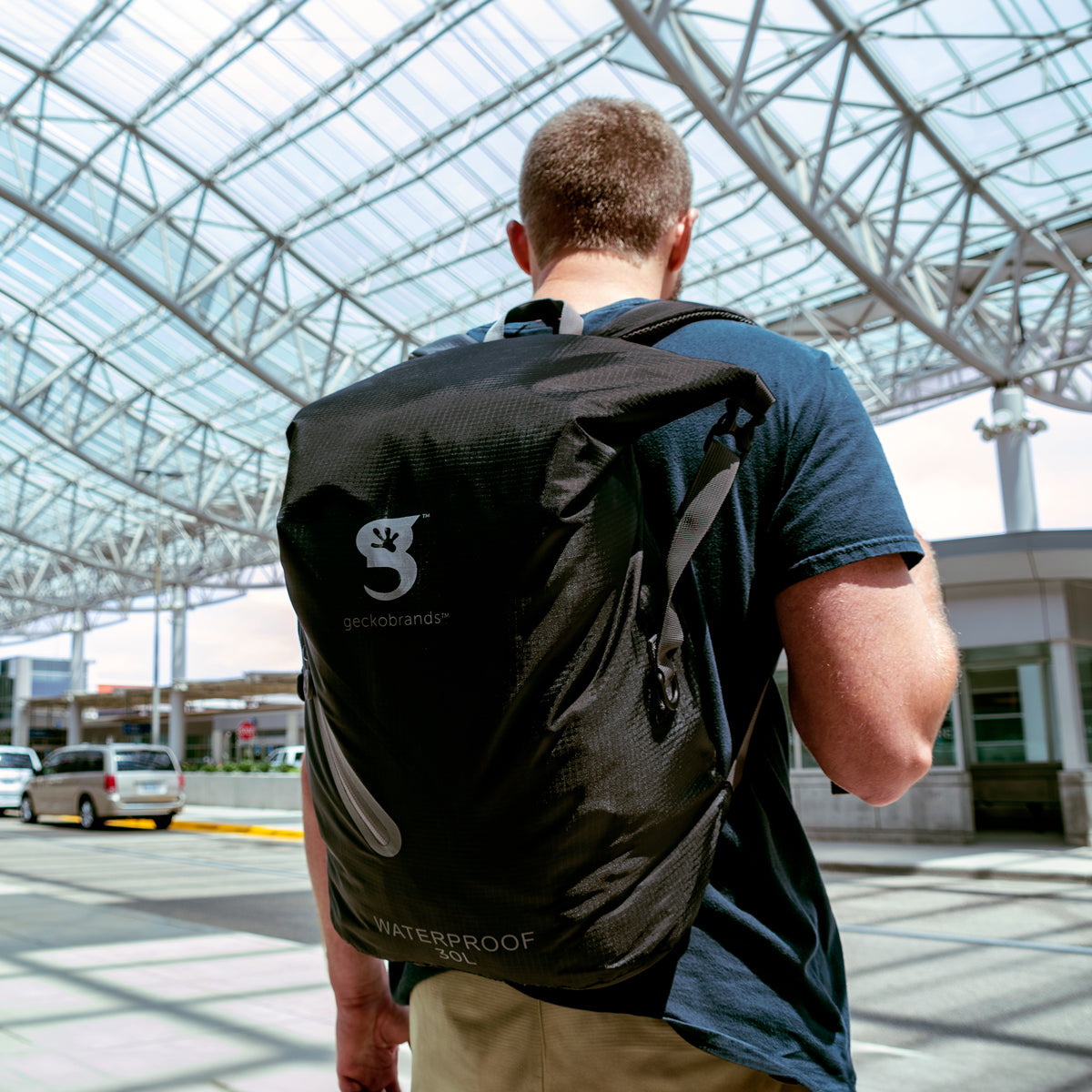 MOCHILA LIGERA NEGRA IMPERMEABLE / WATERPROOF LIGHTWEIGHT 30L BACKPACK